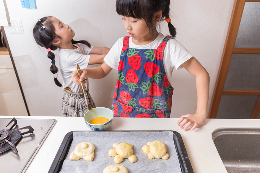 パン生地に卵を塗ります