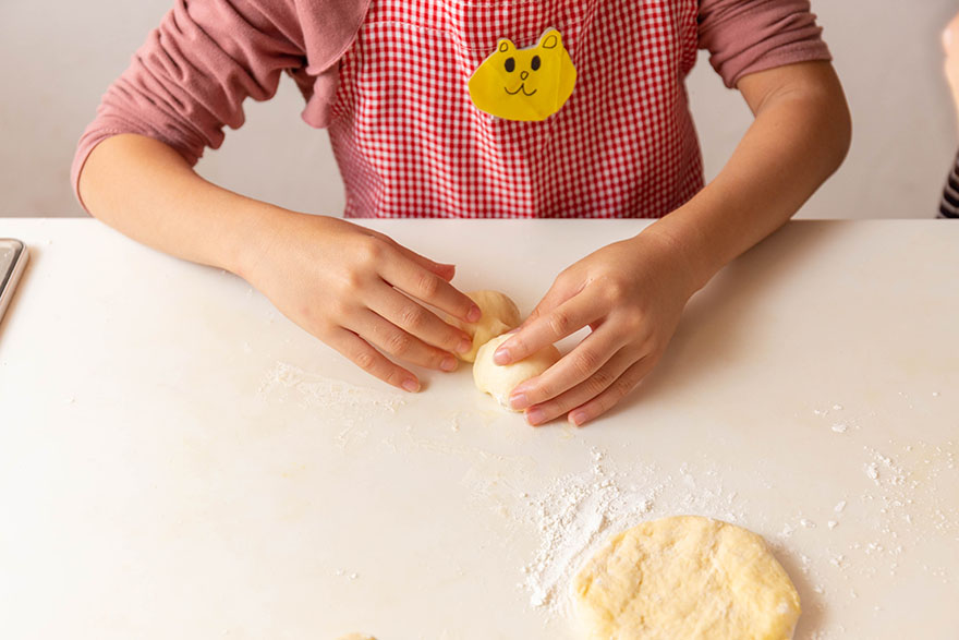 カスミーナもお手伝い！だけど、自由に何か作ってますwこども達でいろいろ考えながら作れるので楽しくやってますw