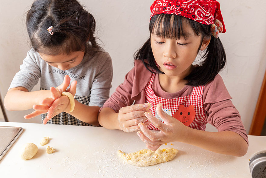 カスミーナもお手伝い！だけど、自由に何か作ってますwこども達でいろいろ考えながら作れるので楽しくやってますw